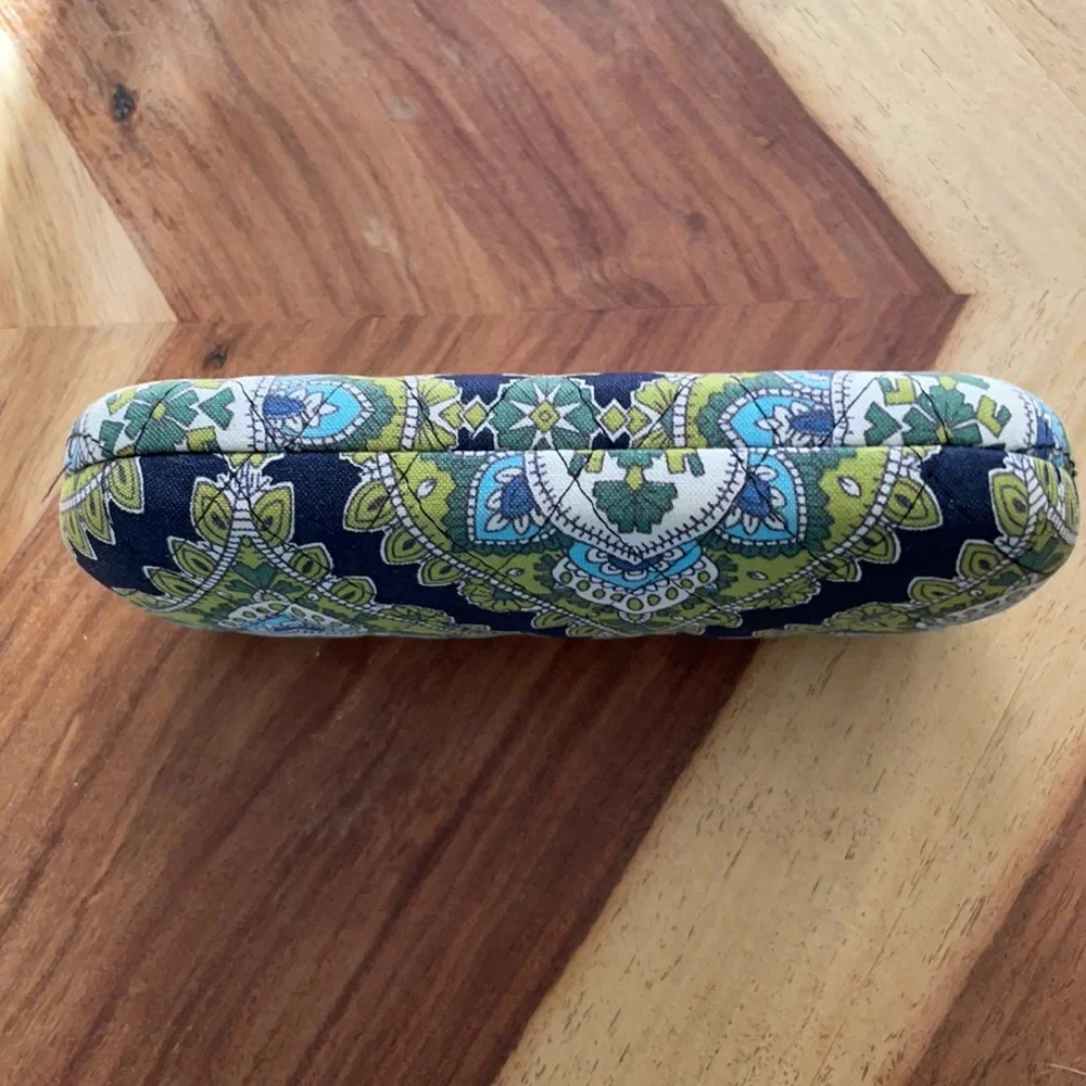 VERA BRADLEY eyeglass case ๐๐ถ! - Picture 8 of 10
